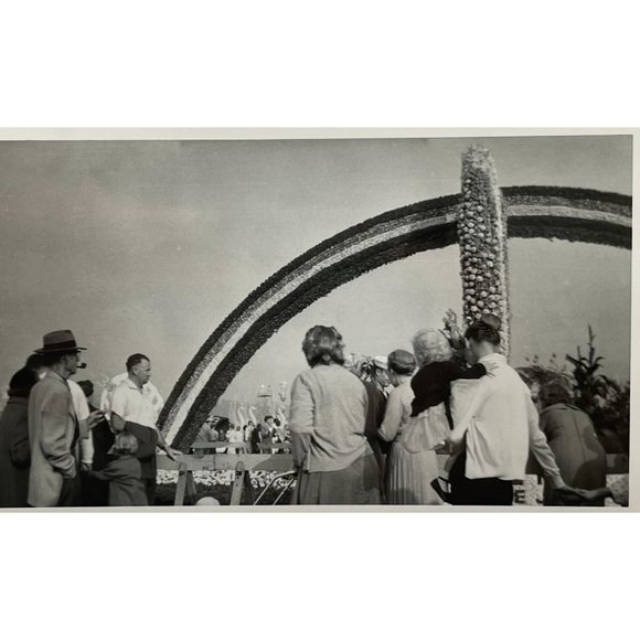 Tournament of Roses Parade Floats Found Photo 1958 Vintage Snapshot Pasadena CA - Picture 1 of 6
